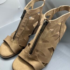 NEW Bella Vita Woman’s Jovanah Heeled Sandals Sz 9  Natural Color